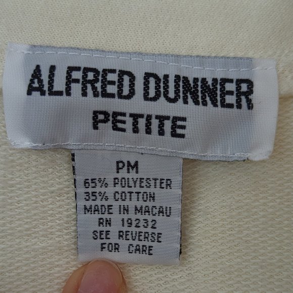 Vintage Winter Festive Cream Sweater Size Medium Petite - Picture 8 of 15